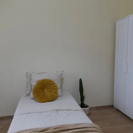 Cosmopolitan - Ground Floor Δωμάτια σε οικογενειακή κατοικία *