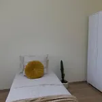 Cosmopolitan - Ground Floor Homestay szállás *